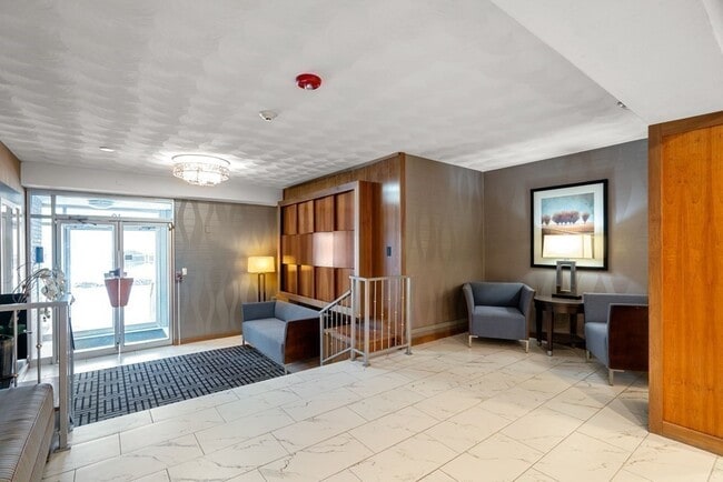 Foto del edificio - 10 Hammond Pond Pkwy
