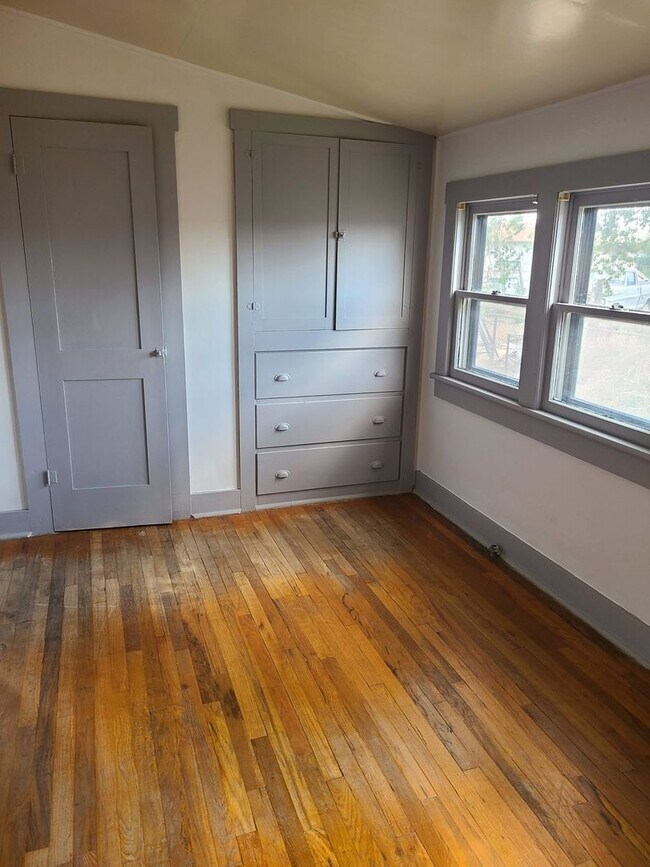 Foto del edificio - 215 Elguea Ave