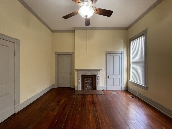 Building Photo - 784 College St