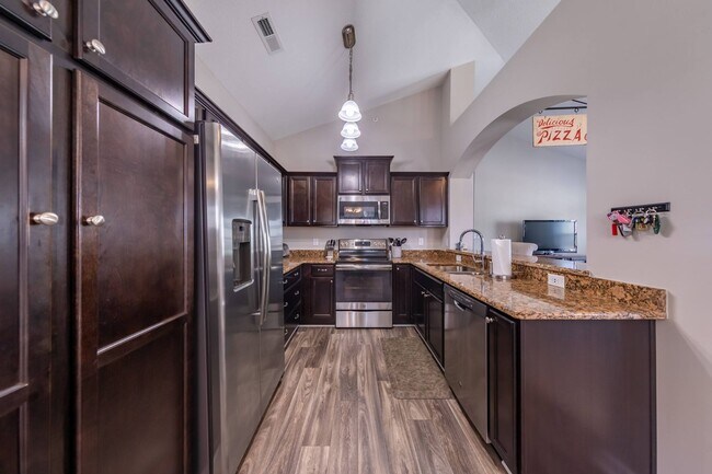 Foto del edificio - 2 bedroom condo close to W&M