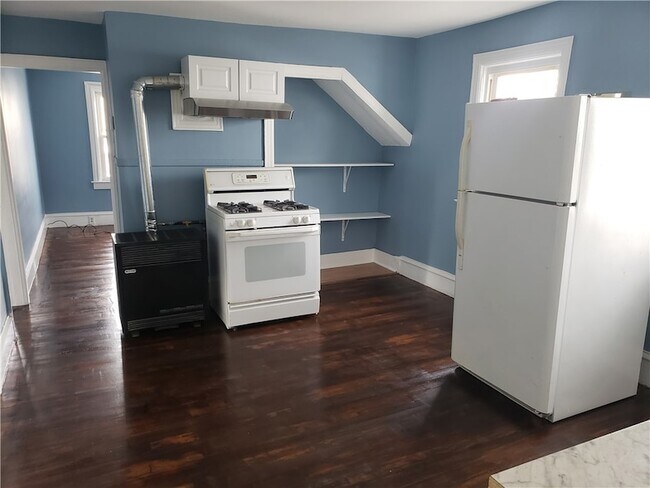 Building Photo - 142 Pocasset Ave