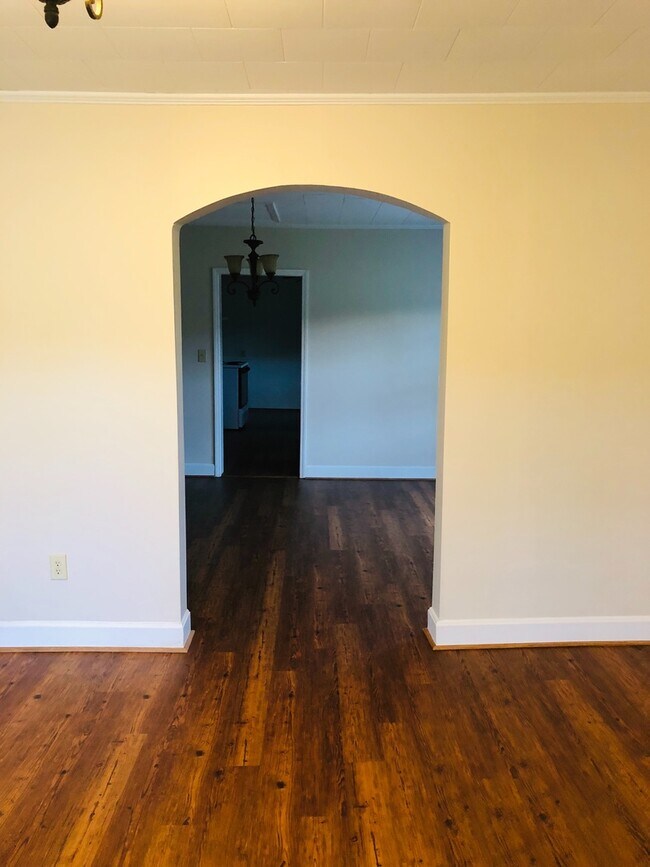 Foto del edificio - Available Now! Beautiful yard space, lots ...