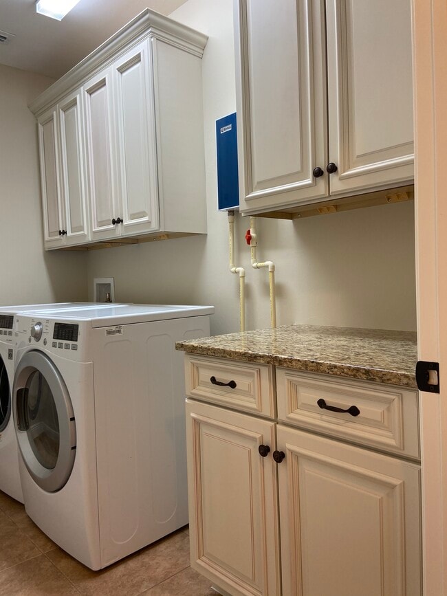 Building Photo - 4412 Vanda Dr