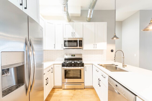 Building Photo - 1470 W Webster Ave