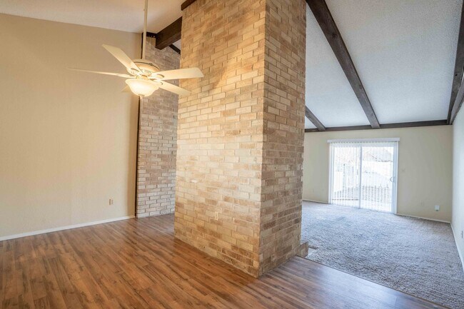 Building Photo - 3 Bedroom Duplex in Union School! Available for immediate move in!