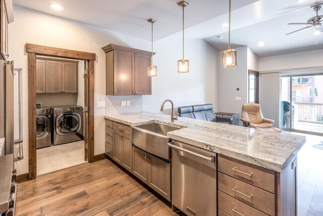 Building Photo - Modern Townhome in Black Rock Ridge