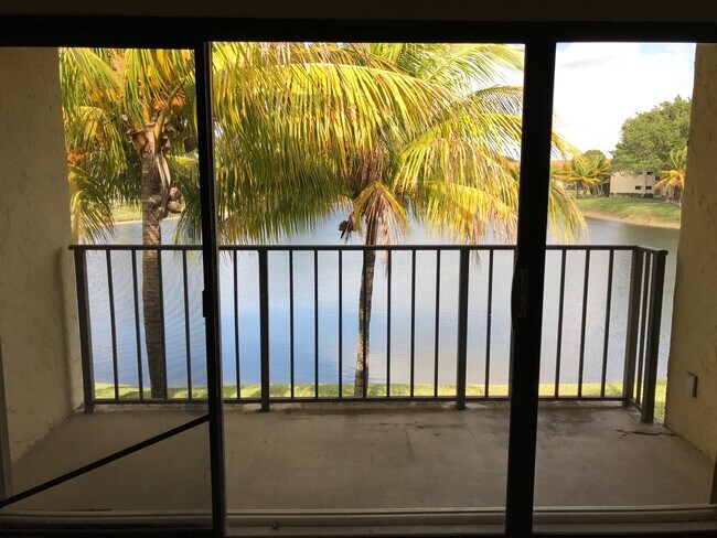 Foto del edificio - 1455 Lake Crystal Dr