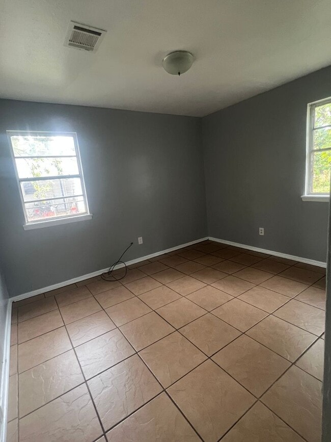 Building Photo - 3 Bedroom 1 Bath