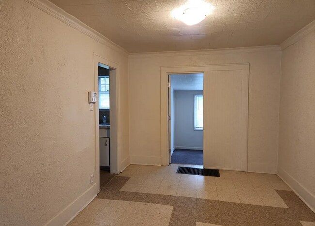 Foto del edificio - 1650 N Maple Ave