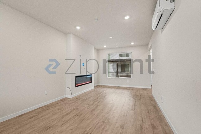 Building Photo - Unit H4