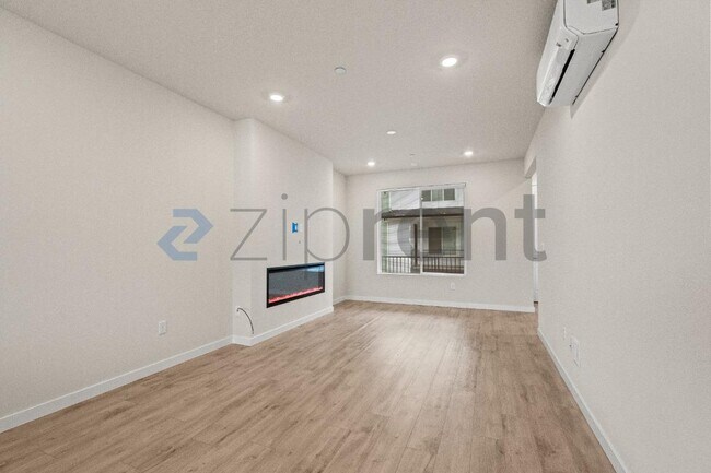 Foto del edificio - Unit H4