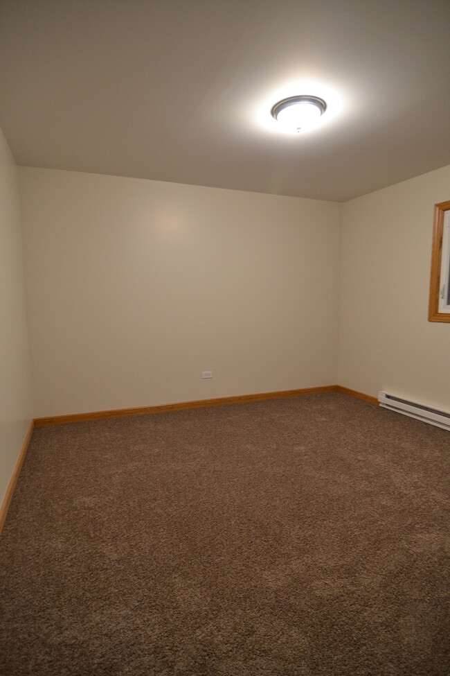 Building Photo - Amazing 2 Bedroom and 1 Bathroom Apartment