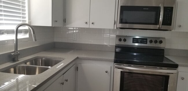 Building Photo - 1 Bedroom Salt Lake Condo Available early ...