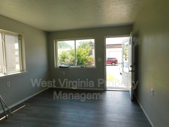 Building Photo - 130 Elm St