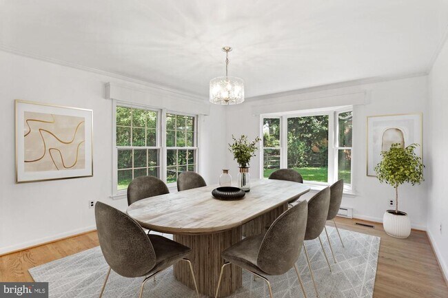 Foto del edificio - 8803 Tuckerman Ln