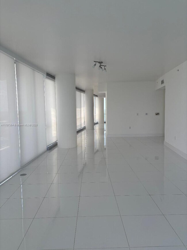 Foto del edificio - 17121 Collins Ave