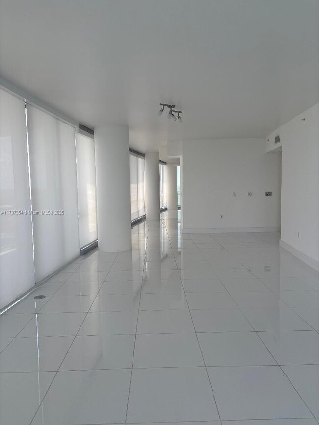 Building Photo - 17121 Collins Ave
