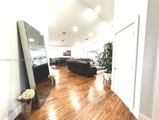 Foto del edificio - 1525 Lacosta Dr W