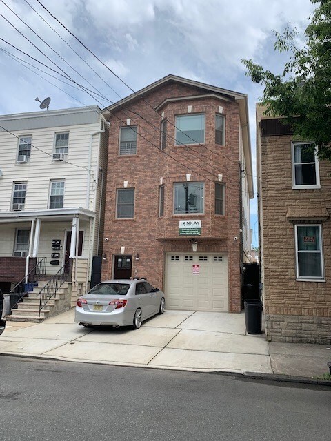 Primary Photo - 138 Beacon Ave