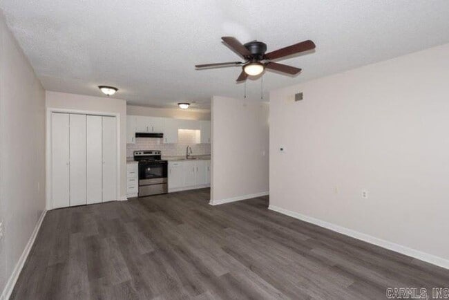 Building Photo - 1100 Brookside Dr