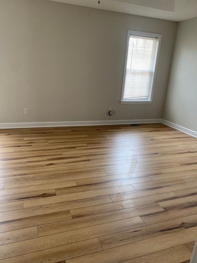 Building Photo - 3  Bedroom Townhome