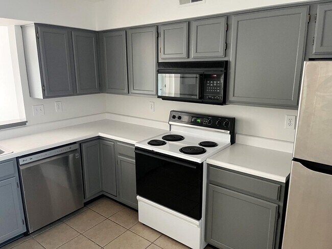 Building Photo - 2495 Fountain Pl