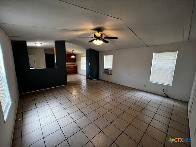 Foto del edificio - 220 Six Pines Rd