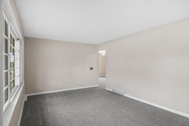 Foto del edificio - 3 Bedroom 2 Bath 2 Stall Garage Urbandale