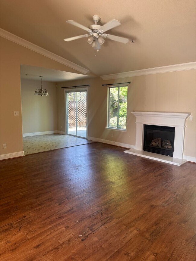 Building Photo - Charming 3 Bed/ 2 Bath Home. AVAILABLE NOW!!!!