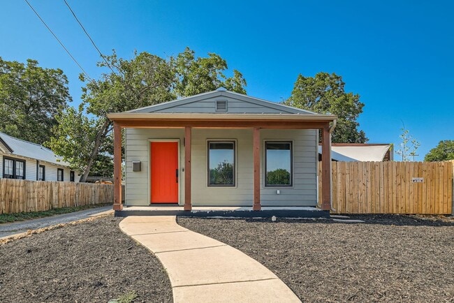 Building Photo - Home with Guest Suite