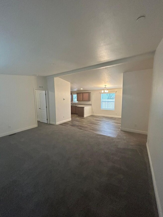 Foto del edificio - 5 bedroom 3 Bath New House- 2 Car Attached...