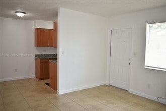 Building Photo - 932 Moffett St