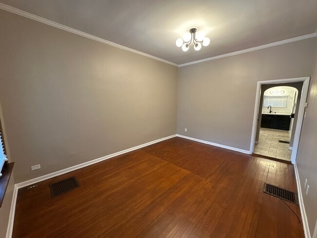 Building Photo - 329 W 8th Ave