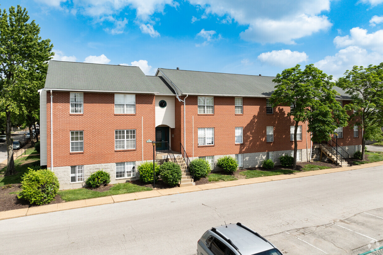 Primary Photo - Caroline Place Apartments