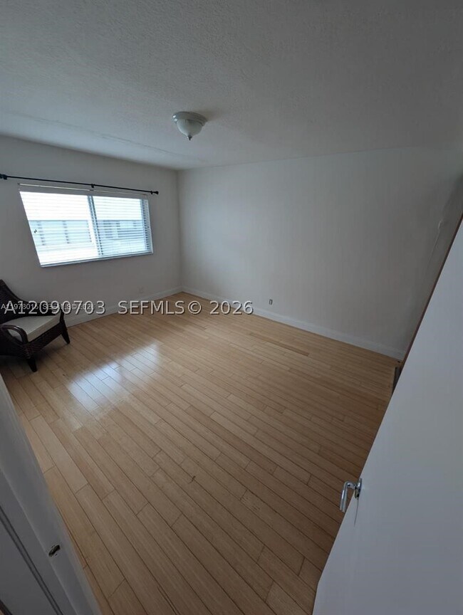 Building Photo - 10101 W Bay Harbor Dr