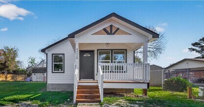 Building Photo - 8902 Alejo Dr