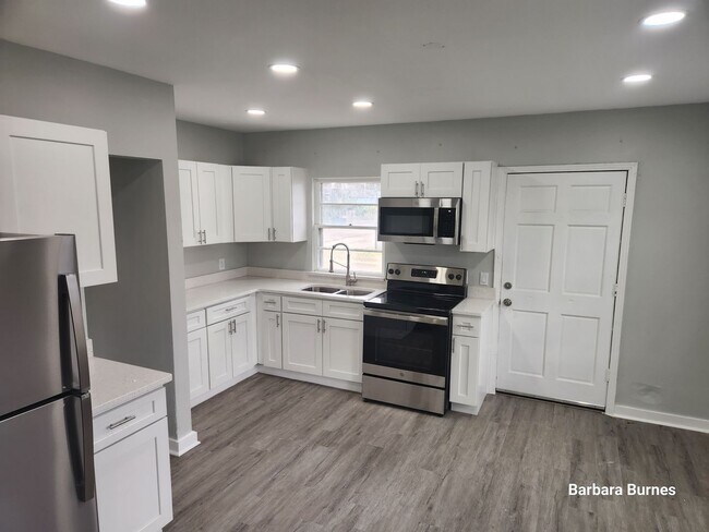 Building Photo - 3 bedroom 1 bath