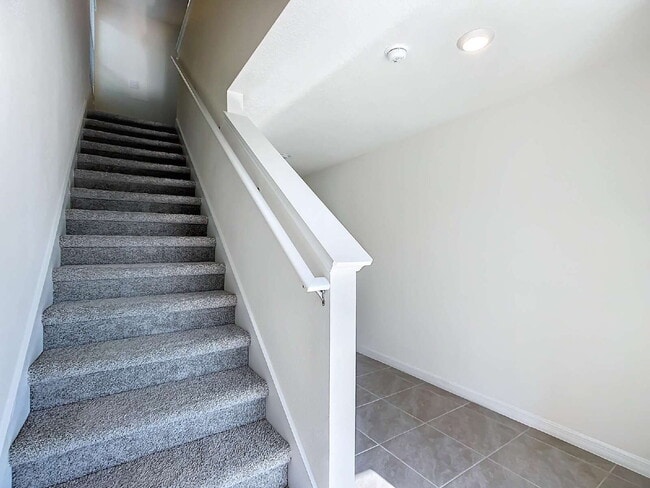 Building Photo - 5 Bedroom Rental Home with Large Backyard in Ocala Crossings!