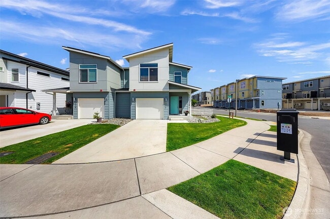 Building Photo - Modern 3-bedroom with Fully Fenced Yard in...