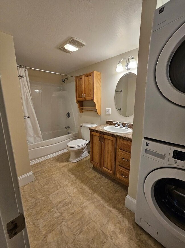 Foto del edificio - 116 E Broadway