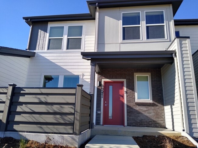 Foto del edificio - Stunning 4 Bed 2.5 Bath Townhome in Altair...
