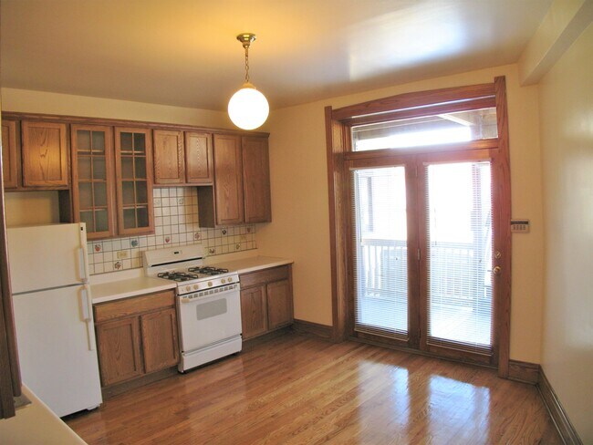 Building Photo - 2118 W Berteau Ave