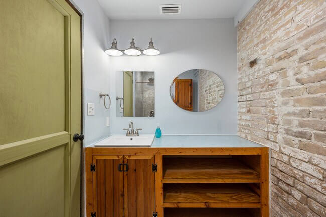 Tocador del baño principal - 1500 E Madison St