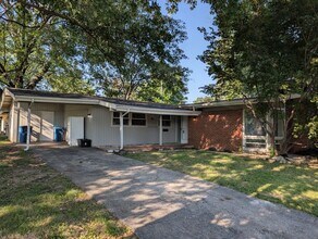 Building Photo - 1 Country Ln