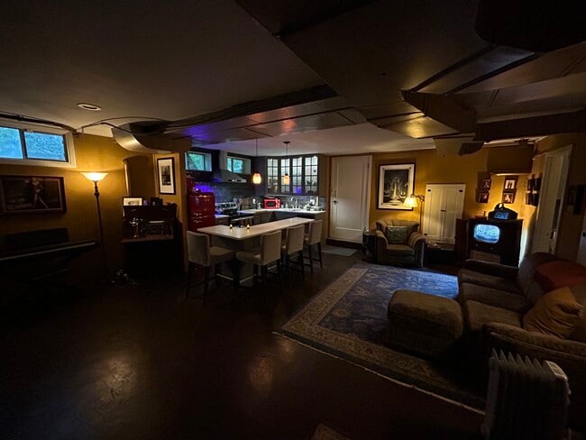 Building Photo - 3846 NE Maywood Pl