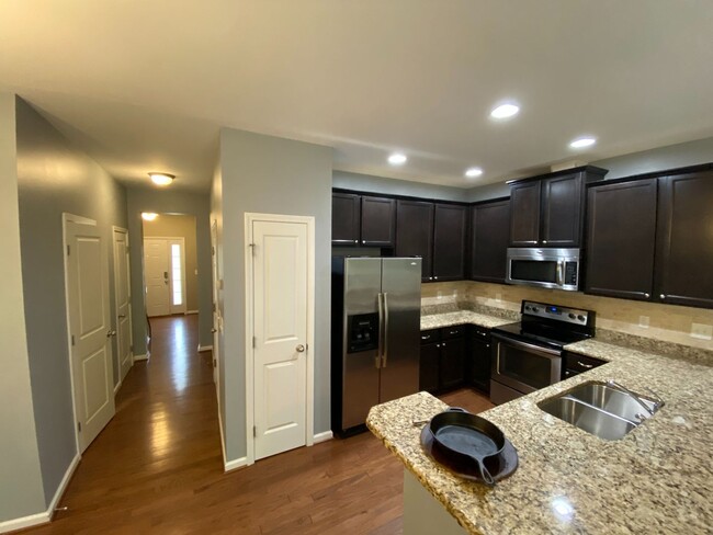 Foto del edificio - Like-New Townhome in Prime SW Durham Locat...