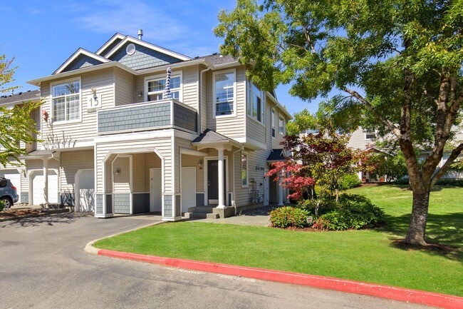 Ground Level Upgraded 2 Bedroom in Sterling Square! - Ground Level Upgraded 2 Bedroom in Sterling Square! House