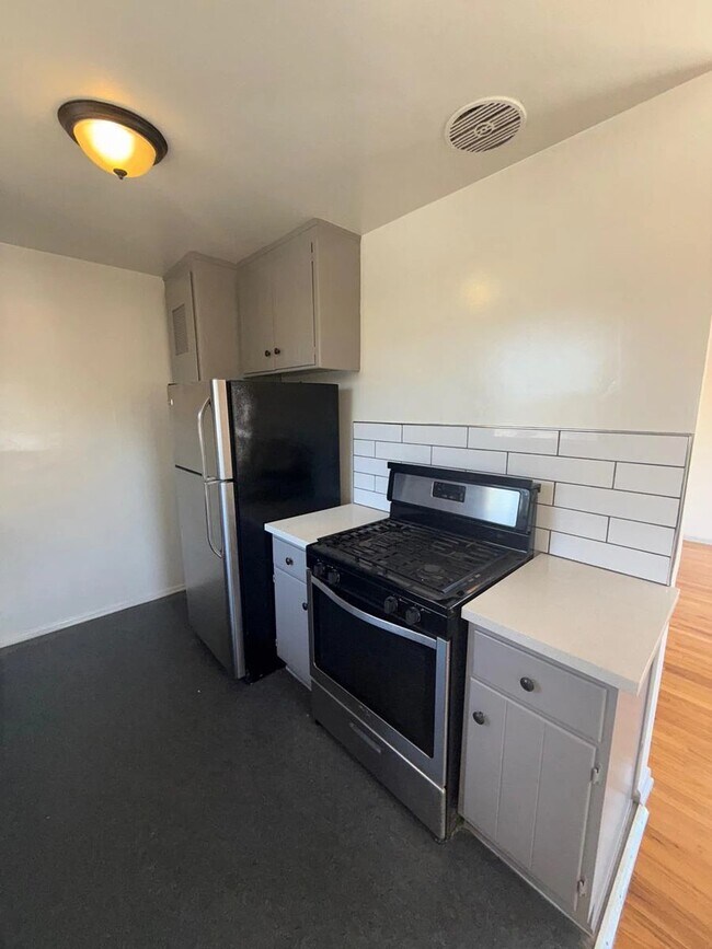 Foto del edificio - 6127 Romaine St