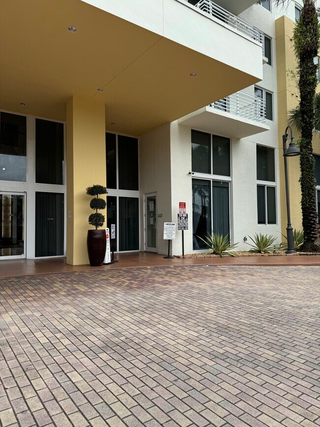 Entrada del edificio - 2775 NE 187th St