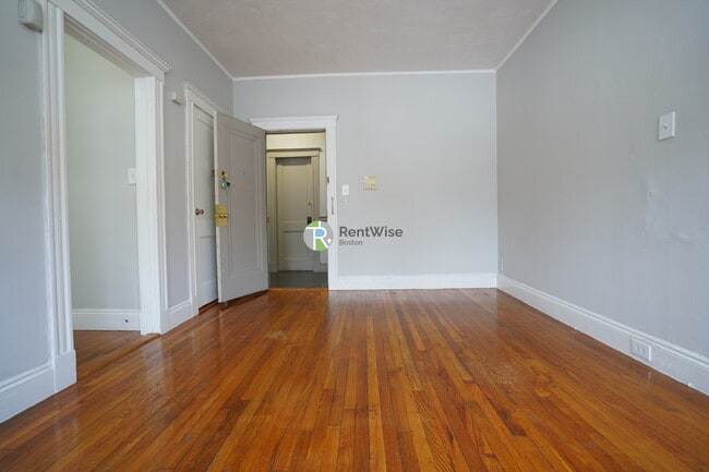 Building Photo - 220 Kelton St